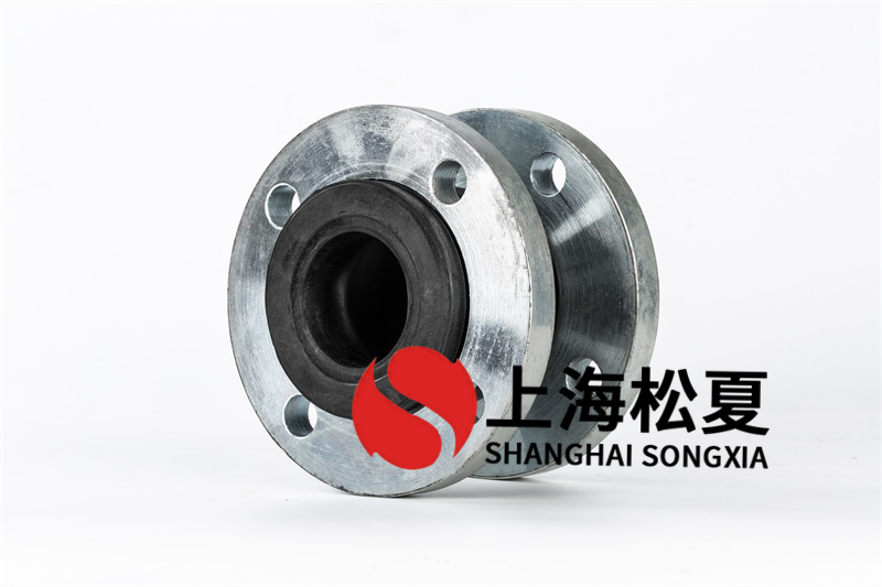 組裝球型橡膠軟接頭時(shí)，地腳螺栓的螺桿擠出機(jī)應(yīng)伸進(jìn)三通接頭兩側(cè)